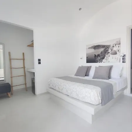 Sandy's Infinity 4* Perissa (Santorini)